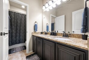 Hair dryer, towels - New to Vrbo - Family Escape w/Basketball,Ping-Pong,MediaRm+More! (Grand Prairie)