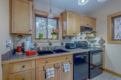Cozy end-unit dog-friendly condo w/ patio, balcony, board games, w/d, wifi, TVs