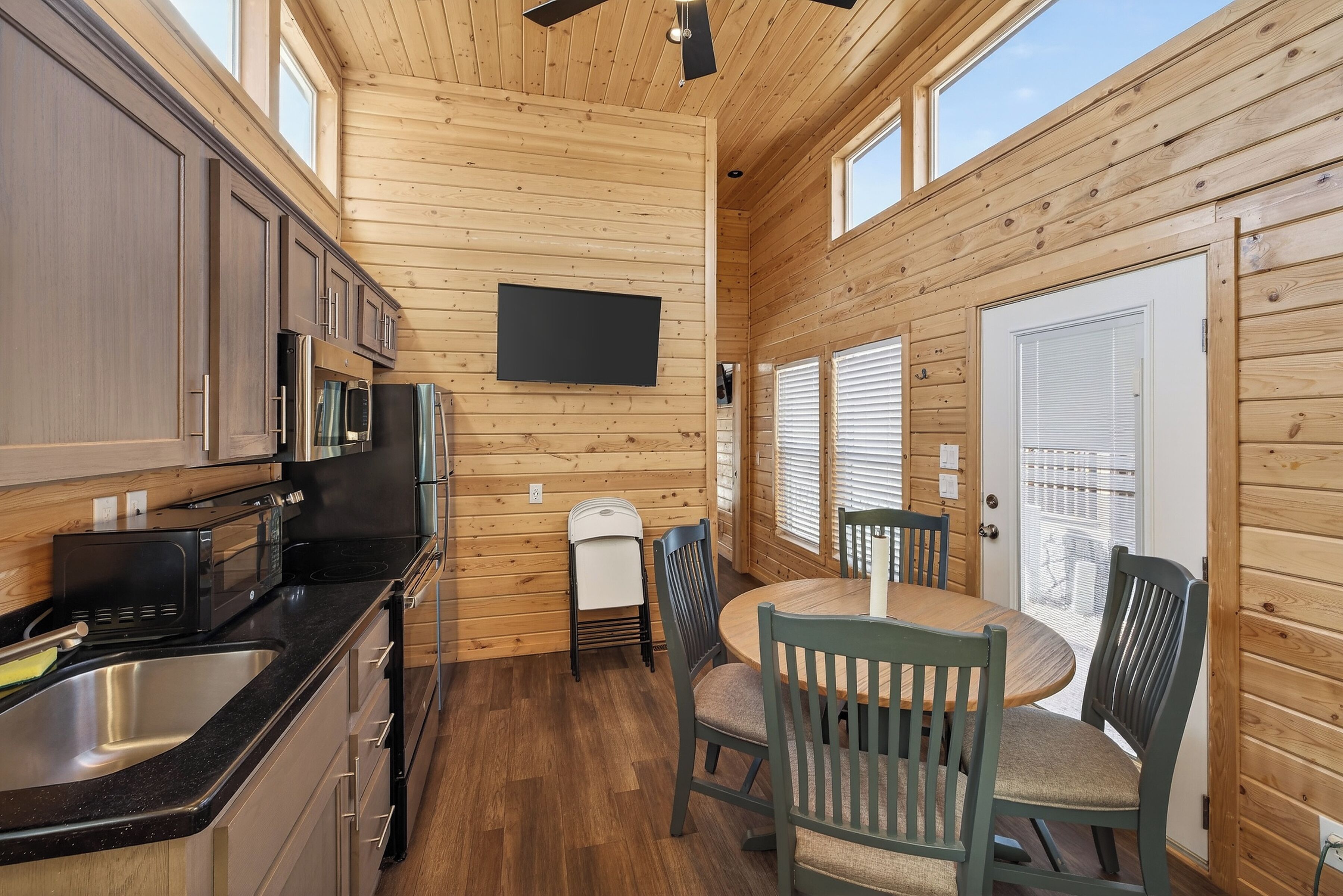 Réfrigérateur, micro-ondes, plaque de cuisson, cafetière/bouilloire