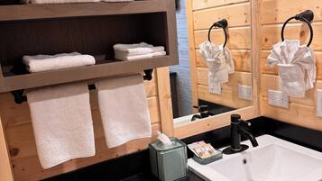 Regadera, secadora de cabello, toallas, papel de baño
