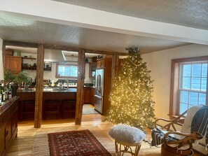 Fridge, microwave, oven, stovetop - Historic Edge of the River, Adirondacks (Willsboro)