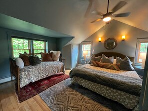 3 bedrooms, desk, iron/ironing board, free WiFi