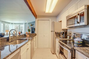 Réfrigérateur, micro-ondes, plaque de cuisson, lave-vaisselle