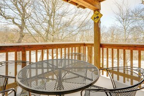Outdoor dining - Wintergreen Resort Condo: Deck & Golf Course Views (Wintergreen Resort)