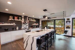 Fridge, microwave, oven, stovetop - Charming Vail House with Cozy Fireplace, Jetted Tub & Scenic Mountain Views (Vail)