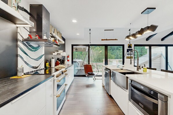 Fridge, microwave, oven, stovetop - Charming Vail House with Cozy Fireplace, Jetted Tub & Scenic Mountain Views (Vail)