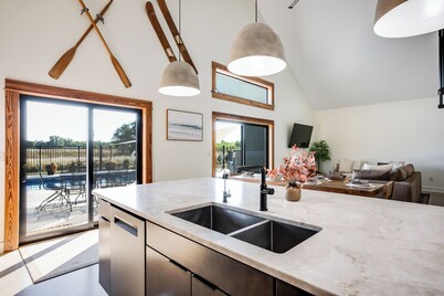 Modern Cabin Hideaway • Private Pool + Hot Tub