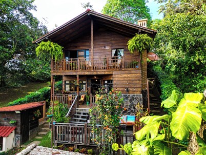 Charming 2-bedroom cabin in private condominium