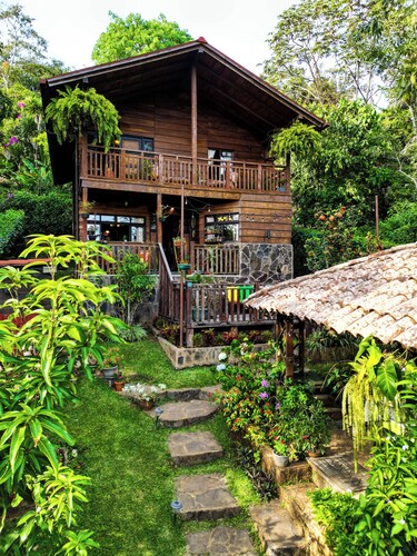 Charming 2-bedroom cabin in private condominium