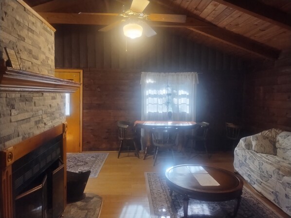 Interior - Cold Spring Lodge - Cabin 5 (Big Indian)