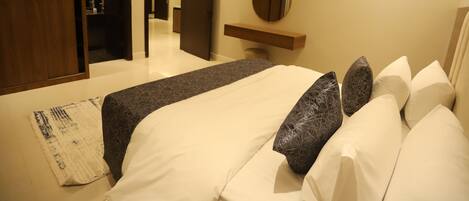 Deluxe Studio, City View | Iron/ironing board, free WiFi