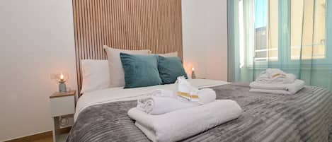 Deluxe Double Room, City View | Bar mini, meja, Wi-fi percuma