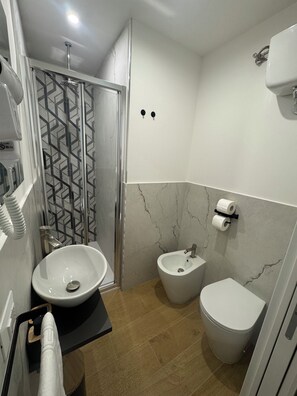 Standard Room | Bathroom | Shower, hair dryer, towels, soap - Relais Trastevere Station (Rome)