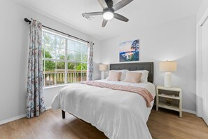 2 bedrooms, Internet, bed sheets - Bright and spacious condo w/ balcony, serene views, w/d & wifi- close to SDC (Branson)