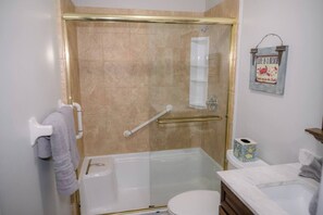 SĂšche-cheveux, serviettes fournies, papier toilette