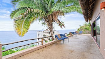 Casa de lujo, balcón, vista al océano | Terraza o patio