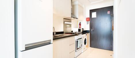 Kühlschrank, Mikrowelle, Ofen, Wasserkocher