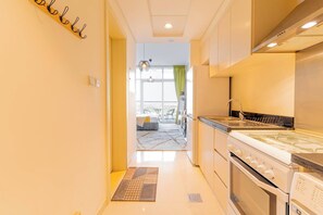 Kühlschrank, Mikrowelle, Ofen, Kochgeschirr/Geschirr/Besteck