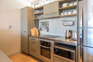 Kühlschrank, Mikrowelle, Ofen, Herdplatte