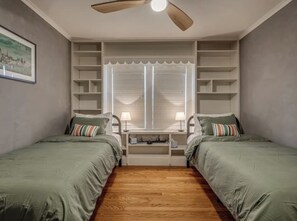 3 chambres, bureau, fer et planche à repasser, lit de bébé portatif