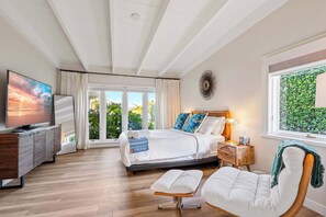 2 bedrooms, desk, iron/ironing board, travel cot - The Clarke Collection-Villa Flamingo - Waterfront (Lake Clarke Shores)