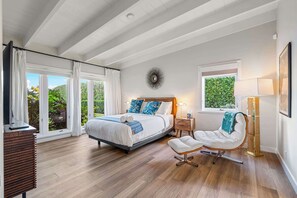 2 slaapkamers, een bureau, een strijkplank/strijkijzer, reisbedje