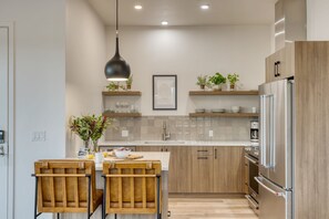 2 bedrooms - 1216 Skyline Ranch 200 Private Hot Tub w View Premier Downtown Location (Bend)