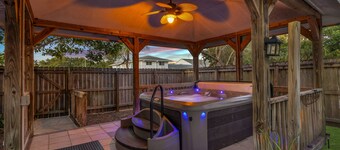 Cocoa pool+jacuzzi house! Firepit! Cruises! Space Center! USSA fields!Fenced