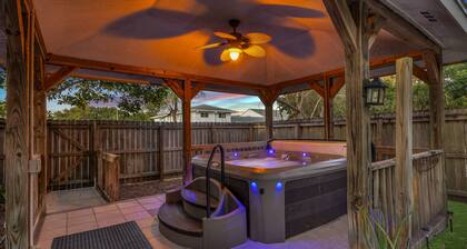 Cocoa pool+jacuzzi house! Firepit! Cruises! Space Center! USSA fields!Fenced