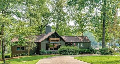 Waterfront charming 3-bedroom house in serene Dadeville with WiFi, AC