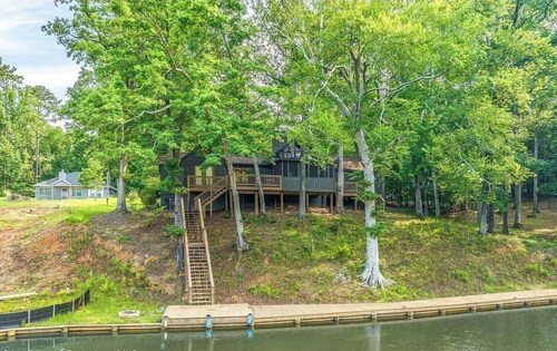 Waterfront charming 3-bedroom house in serene Dadeville with WiFi, AC