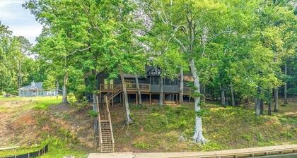 Waterfront charming 3-bedroom house in serene Dadeville with WiFi, AC