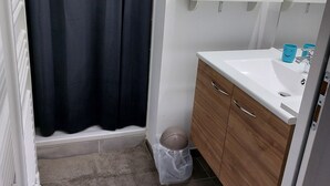 A bathroom with a shower, a sink, and a toilet. - Les Lodges, Apartment Plagne Centre-La Plagne-Tarentaise, 2 rooms 5 people (La Plagne-Tarentaise)
