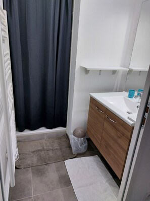 Douche, sèche-cheveux, serviettes fournies