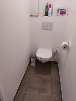 Douche, sèche-cheveux, serviettes fournies