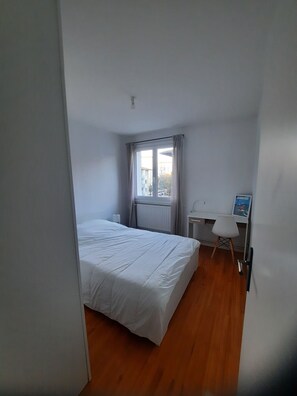 3 habitaciones, tabla de planchar con plancha, wifi y ropa de cama 