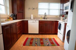 雪櫃、微波爐、焗爐、爐具