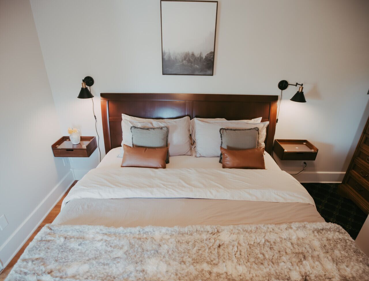 1 slaapkamer, een bureau, een strijkplank/strijkijzer, reisbedje