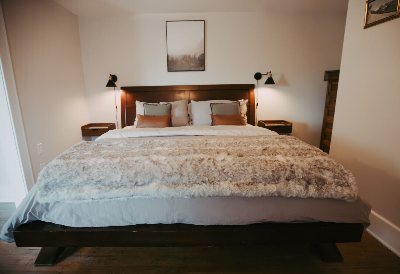 1 soverom, skrivebord, strykejern/-brett og reiseseng for barn