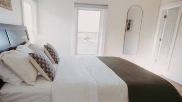 1 habitación, escritorio, tabla de planchar con plancha y cuna de viaje