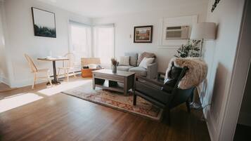 Smart TV, fireplace