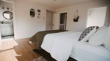 1 habitación, escritorio, tabla de planchar con plancha y cuna de viaje