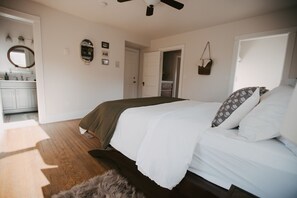 1 camera, una scrivania, ferro/asse da stiro, culla da viaggio