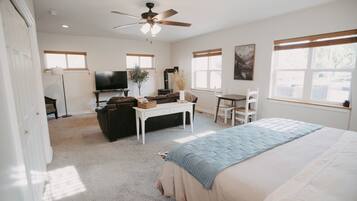 2 habitaciones, escritorio y tabla de planchar con plancha