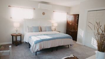 2 habitaciones, escritorio y tabla de planchar con plancha