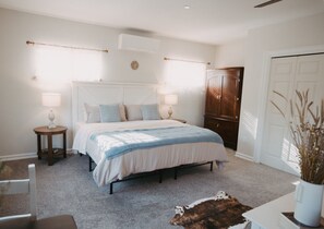 2 soverom, skrivebord, strykejern/-brett og reiseseng for barn