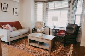 Smart TV, fireplace, stereo