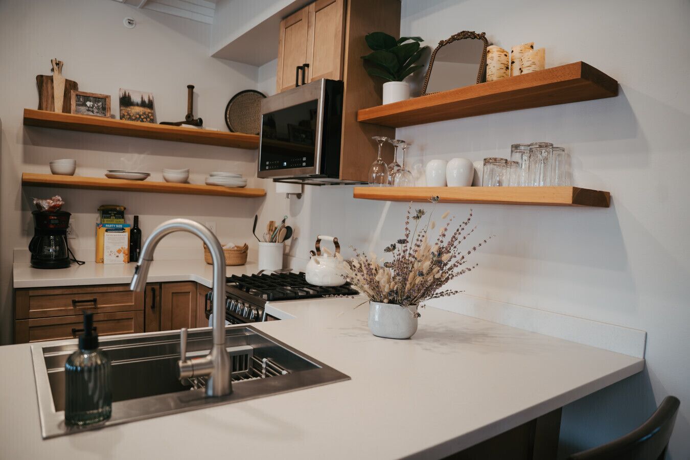 Een koelkast, een magnetron, een oven, een kookplaat