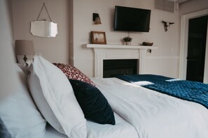 1 bedroom, desk, iron/ironing board, travel cot - Apt.  #3 · Goldsmith's River Front Inn - Blackfoot Apartment (Missoula)