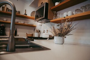 Kühlschrank, Mikrowelle, Ofen, Herdplatte